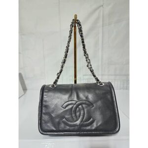 CHANEL Black Leather Shoulder Bag